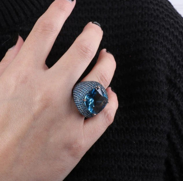 ANELLO FASCIA CON ZIRCONE AZZURRO