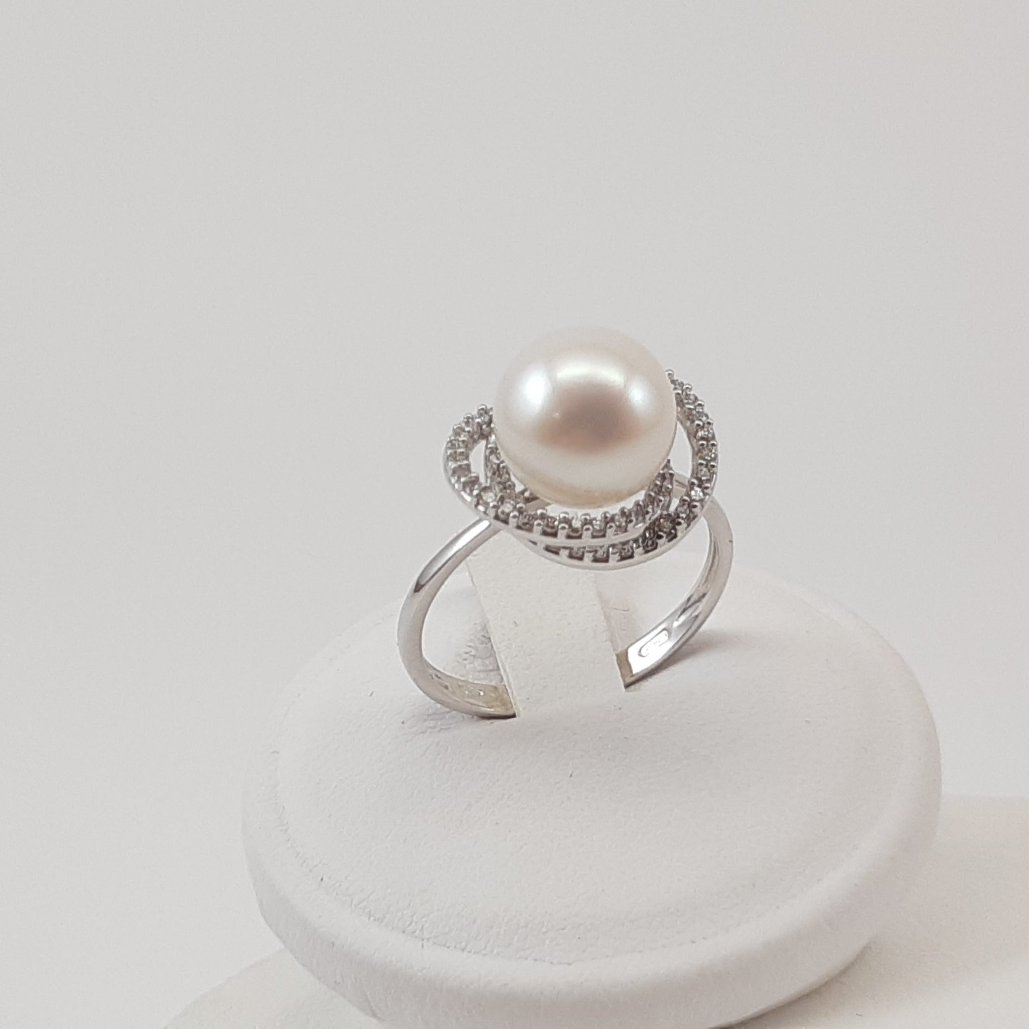 ANELLO IN ORO BIANCO CON ZIRCONI E PERLA