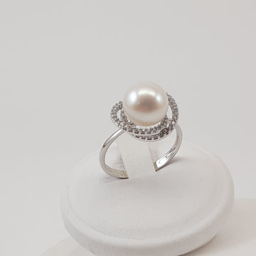 ANELLO IN ORO BIANCO CON ZIRCONI E PERLA