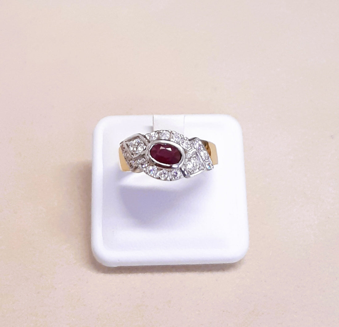 ANELLO CLASSICO IN ORO CON ZIRCONI E SPINELLO