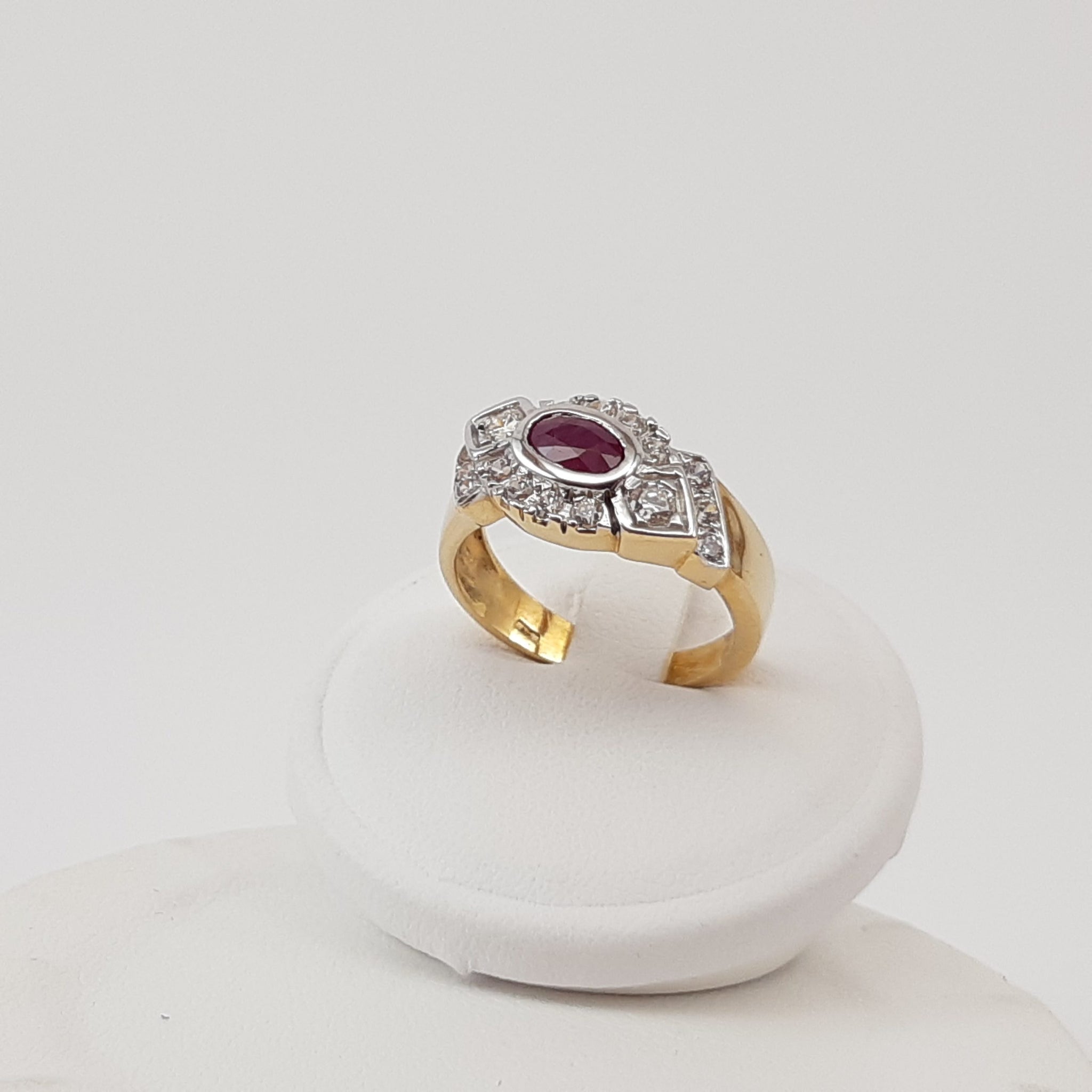 ANELLO CLASSICO IN ORO CON ZIRCONI E SPINELLO