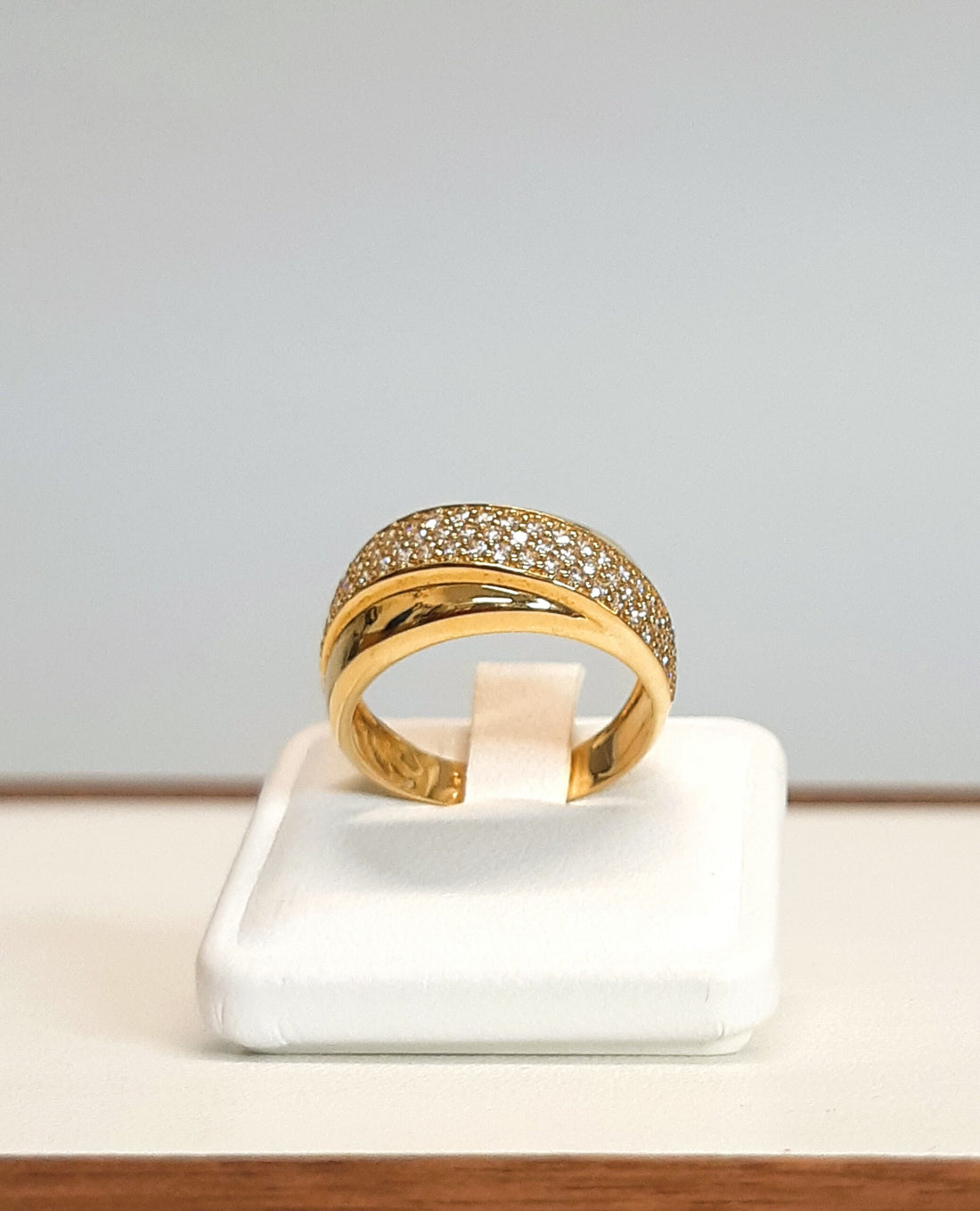 ANELLO FASCIA ORO GIALLO E BIANCO CON PAVE' ZIRCONI