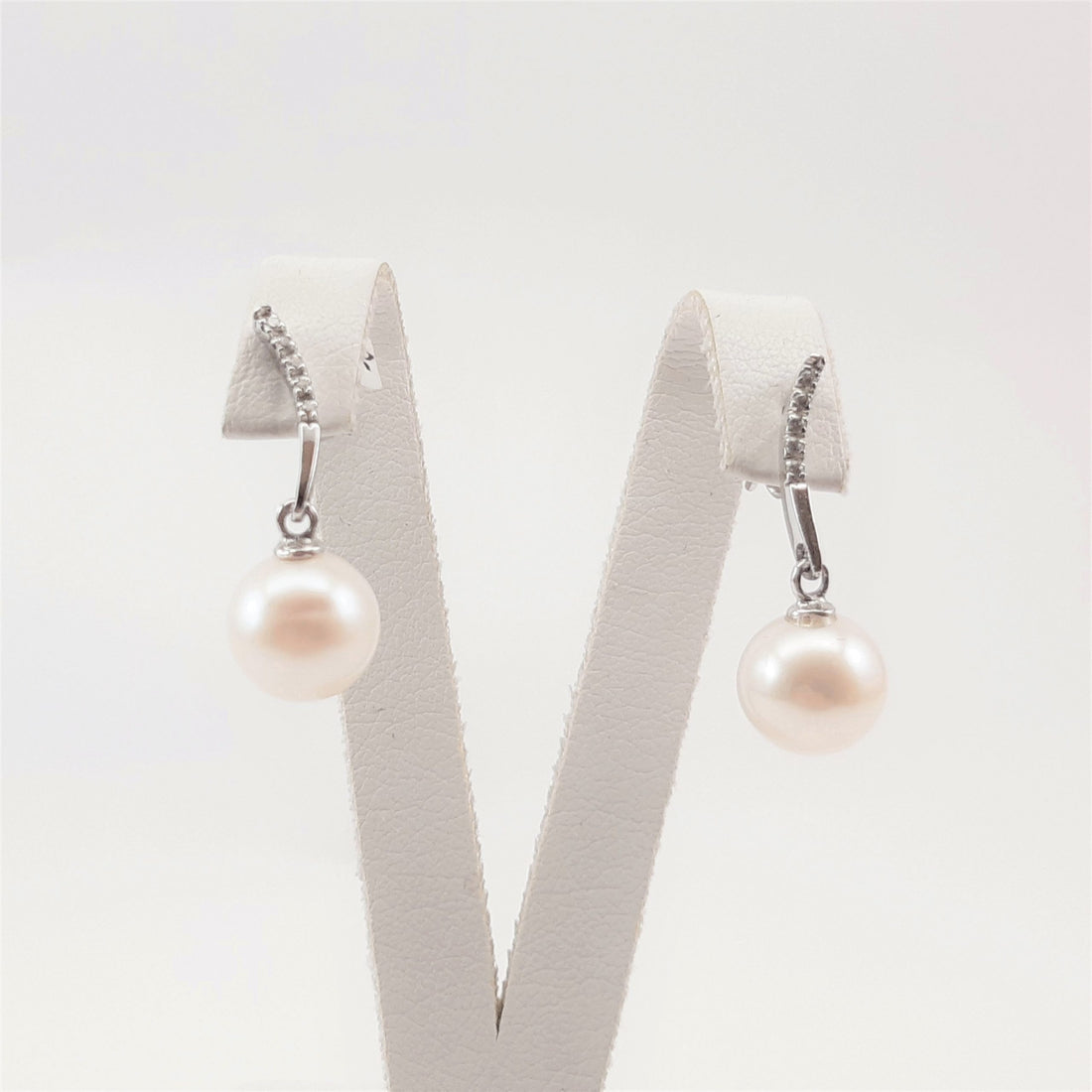 ORECCHINI IN ORO BIANCO CON ZIRCONI E PERLA